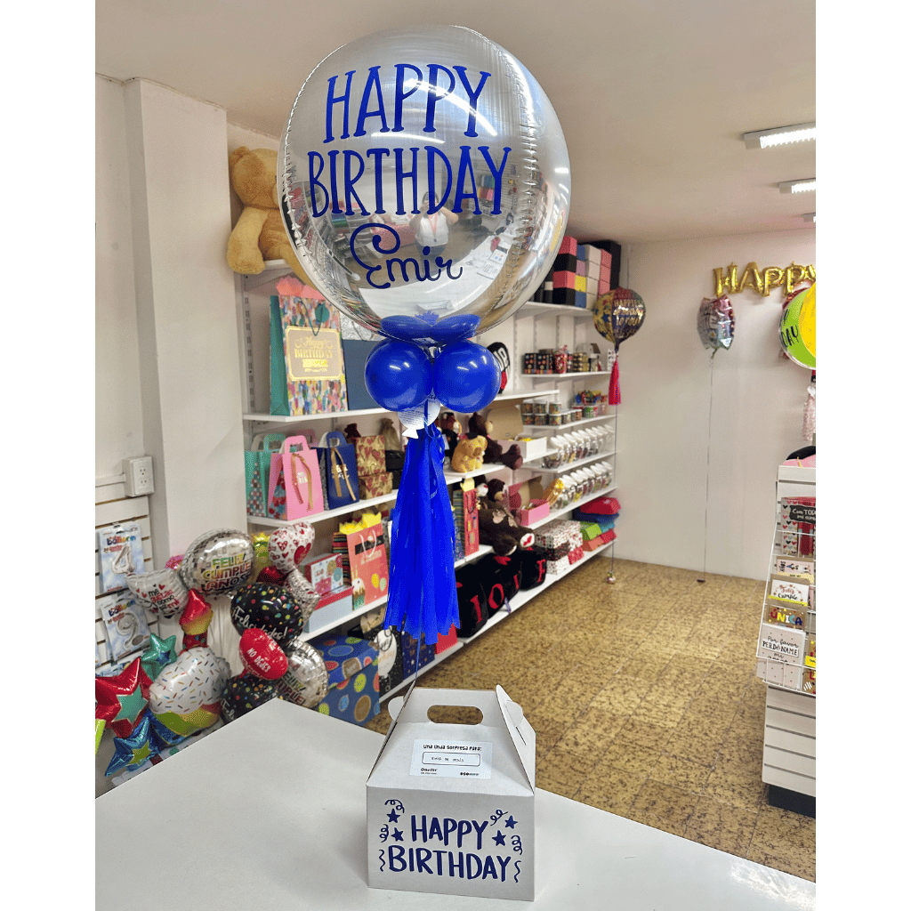 Globo personalizado con giftbox caja con dulces chocolates y botanas. Servicio a domicilio en Monterrey.