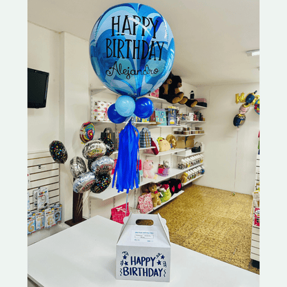 Globo personalizado con giftbox caja con dulces chocolates y botanas. Servicio a domicilio en Monterrey.