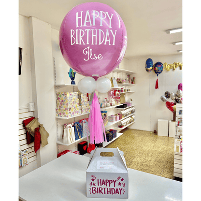 Globo personalizado con giftbox caja con dulces chocolates y botanas. Servicio a domicilio en Monterrey.